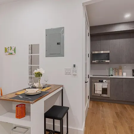 Newly Renovated Near Train Apartment *