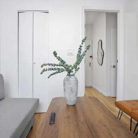 Apartment 2 Bedroom Quite & Cozy Unit Next To Park New York