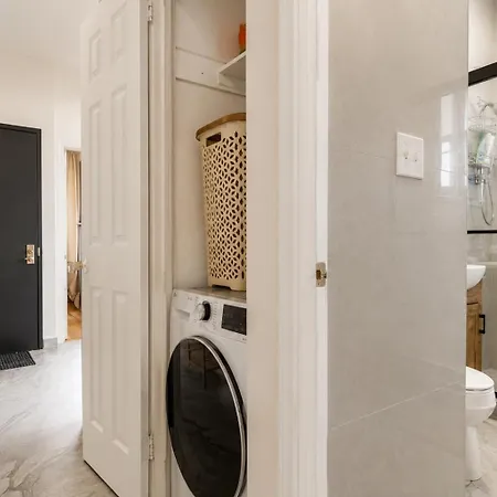 Stylish Near Airport By Train Easy Access To Manhattan Apartment New York