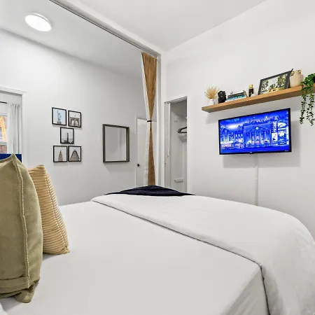 Sleek 2br In Times Square Apartment *