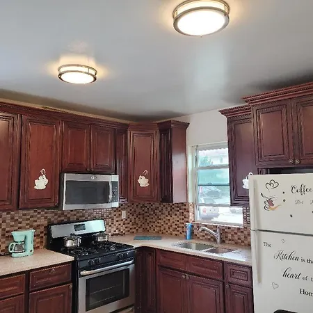 Large Place With Backyard Apartment