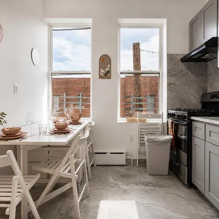 Stylish Near Airport By Train Easy Access To Manhattan Apartment New York