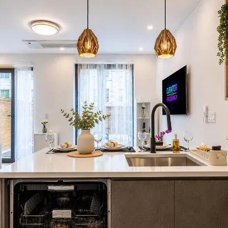 Modern And Stylish 1bd Duplex And Backyard