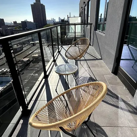 Convenient Spacious Bright New Modern Penthouse 3br2ba Balcony Apartment