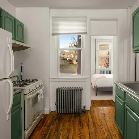 Williamsburg Gardens 3br Floor-through Unit With Private Yard *