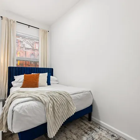 Sleek 2br In Times Square New York