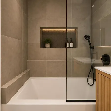 Spacious And Renovated 2bd Near Train With Balcony *