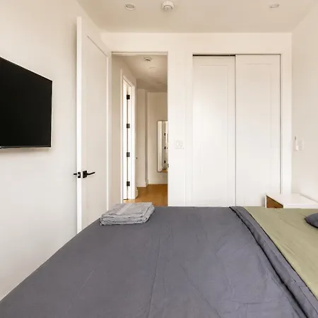 Spacious And Renovated 2bd Near Train With Balcony *