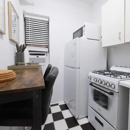 Cozy 1 Bedroom Apartment *