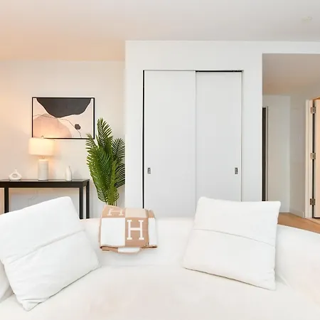 Sleek 2br Oasis In Financial District