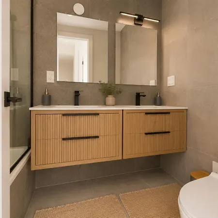 Apartment Spacious And Renovated 2bd Near Train With Balcony *