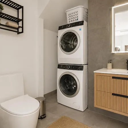 Spacious And Renovated 2bd Near Train With Balcony Apartment