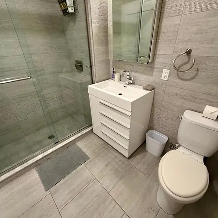 Convenient Spacious Bright New Modern Penthouse 3br2ba Balcony Apartment