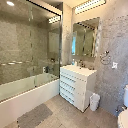 Convenient Spacious Bright New Modern Penthouse 3br2ba Balcony Apartment