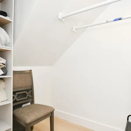 Apartment Elegant 2 Bedroom Retreat Near Park *