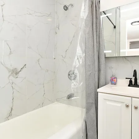 Chic 2br Steps To Park * New York