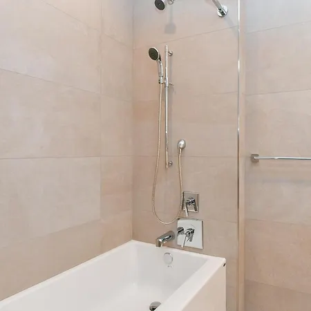 Sleek 2br Oasis In Financial District Apartment