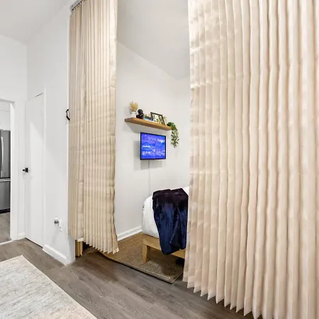 Sleek 2br In Times Square