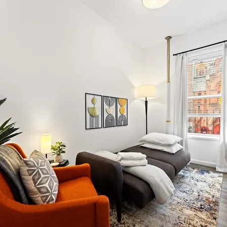 Sleek 2br In Times Square Apartment