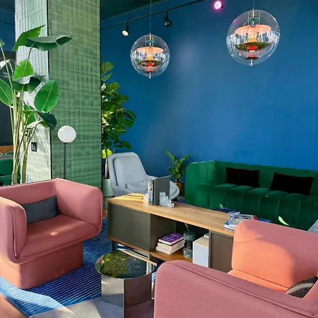 Pied-a-terre In The Sky Apartment *