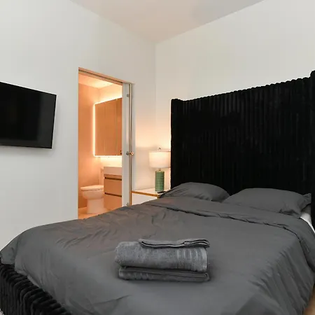 Sleek 2br Oasis In Financial District Apartment
