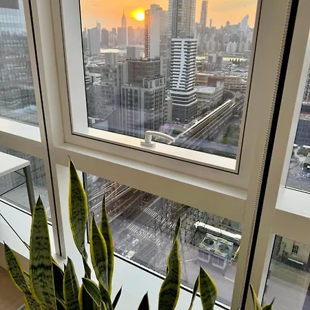 1 Stop To Midtown Spectacular Panoramic View Luxury High Rise Corner 1 Bedroom Apartment *