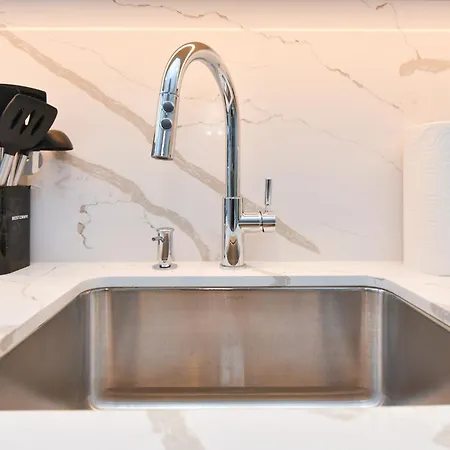 Sleek 2br Oasis In Financial District Apartment *