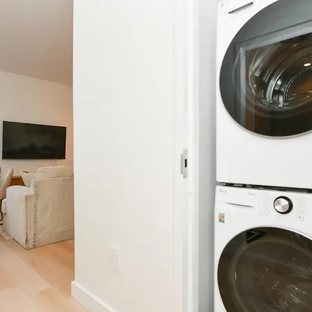 Urban Escape Bright 2br 2ba In Fidi Apartment