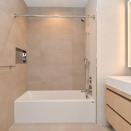 Sleek 2br Oasis In Financial District Apartment
