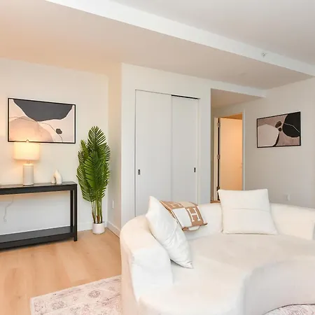 Sleek 2br Oasis In Financial District