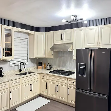 Luxury Duplex In Pelham Gardens *