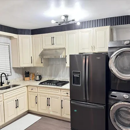Homestay Luxury Duplex In Pelham Gardens