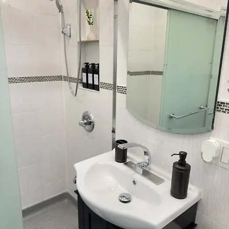 Homestay Luxury Duplex In Pelham Gardens *