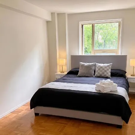 Grand East Side Home, Spacious & Cozy 3 Bedroom Retreat Apartment *