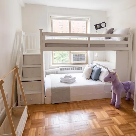 Apartment Grand East Side Home, Spacious & Cozy 3 Bedroom Retreat