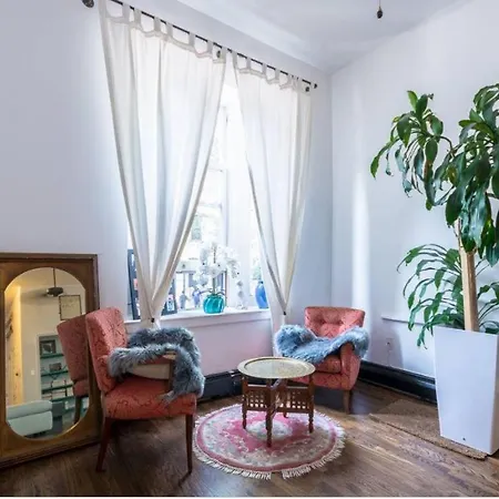 Spacious Garden Duplex 2 Bdrm * New York