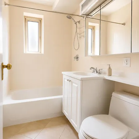Grand East Side Home, Spacious & Cozy 3 Bedroom Retreat Apartment New York