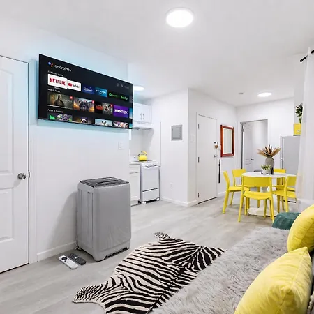2 Bedroom Cozy Unit In Location *