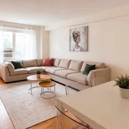 Grand East Side Home, Spacious & Cozy 3 Bedroom Retreat Apartment *