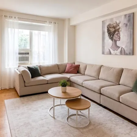 Apartment Grand East Side Home, Spacious & Cozy 3 Bedroom Retreat New York