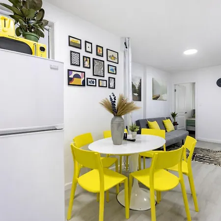 2 Bedroom Cozy Unit In Location New York