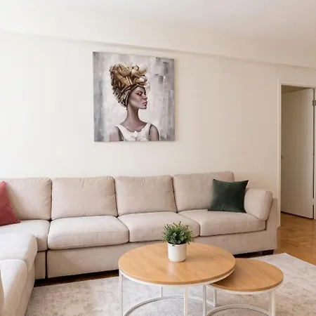 Grand East Side Home, Spacious & Cozy 3 Bedroom Retreat *