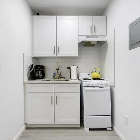 2 Bedroom Cozy Unit In Location * New York