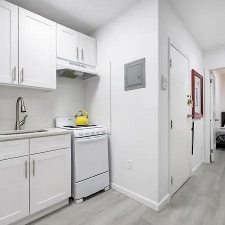 2 Bedroom Cozy Unit In Location * New York