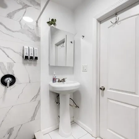 2 Bedroom Cozy Unit In Location *