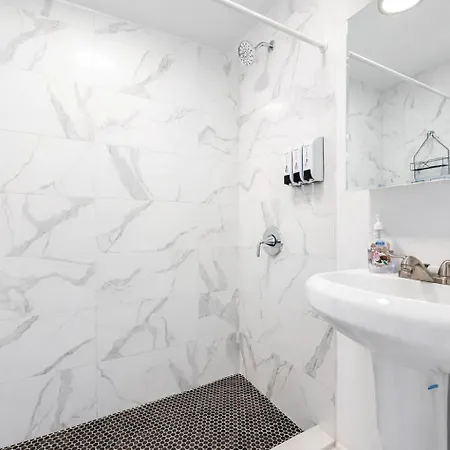 2 Bedroom Cozy Unit In Location * New York