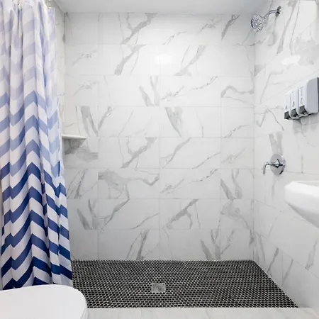 Apartment 2 Bedroom Cozy Unit In Location *