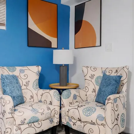 2 Bedroom Manhattan Beachfront Apartment *