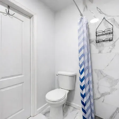 2 Bedroom Cozy Unit In Location * New York