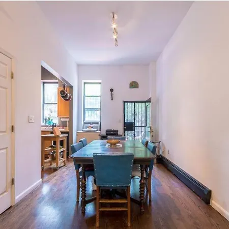 Spacious Garden Duplex 2 Bdrm Apartment *